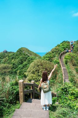 Tayvan 'a gezmeye gelen bir kadın, sırt çantalı bir turist Bitou Burnu Yürüyüş Patikası, New Taipei. Taipei yakınlarındaki önemli ve popüler yerler. Asya Seyahat Konsepti