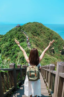 Tayvan 'a gezmeye gelen bir kadın, sırt çantalı bir turist Bitou Burnu Yürüyüş Patikası, New Taipei. Taipei yakınlarındaki önemli ve popüler yerler. Asya Seyahat Konsepti