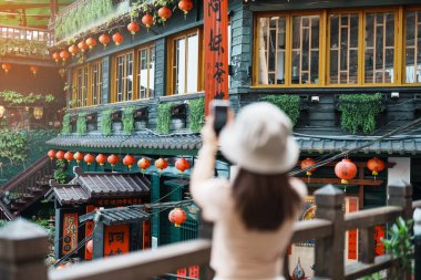 Tayvan 'ı ziyaret eden kadın gezgin, fotoğraf çeken turist ve Çay Evi geçmişi olan Jiufen Eski Sokak Köyü' nü gezen kadın. Taipei şehrinin yakınlarındaki önemli ve popüler yerler. Seyahat kavramı