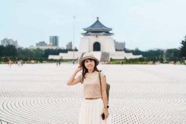 Tayvan 'a gezmeye gelen kadın gezgin, National Chiang Kai shek Memorial ya da Taipei City Hall Freedom Square' de gezmeye gelen şapkalı bir turist. Şehir simgesi ve popüler gösteriler. Asya Seyahat Konsepti