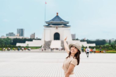 Tayvan 'a gezmeye gelen kadın gezgin, National Chiang Kai shek Memorial ya da Taipei City Hall Freedom Square' de gezmeye gelen şapkalı bir turist. Şehir simgesi ve popüler gösteriler. Asya Seyahat Konsepti