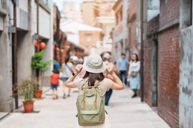 Tayvan 'a gezmeye gelen kadın gezgin, sırt çantası ve şapkasıyla gezmeye gelen turist Bopiliao Tarihi Bloğu' nda, Taipei şehrinin dönüm noktası ve popüler eğlenceleri. Asya Seyahati
