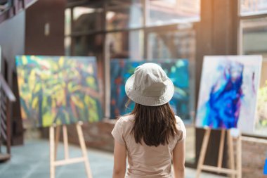 Genç bayan turist görünümlü galeri sergisi. Sanat, Resim, Fotoğraf, İlham ve Müze Konsepti