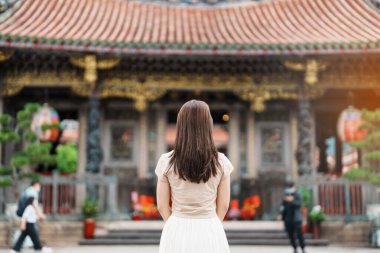 Tayvan 'da gezen bir kadın gezgin, Longshan Tapınağı' nda gezen şapkalı bir turist, Wanhua Bölgesi, Taipei Şehri 'ndeki Çin halk dinî tapınağı. Şehir simgesi ve popüler. Seyahat ve Tatil kavramı