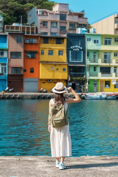 台湾を訪れる女性旅行者 基隆でのバックパックと帽子の観光 カラフルな鄭州漁港 台北市の近くのランドマークと人気の観光スポット アジア旅行のコンセプト — ストック写真