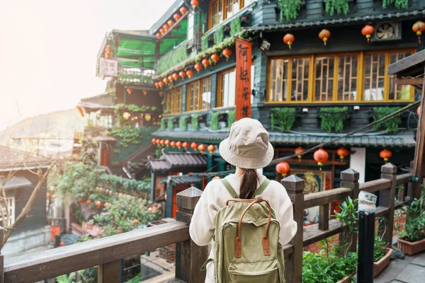 Mulher Viajante Visitando Taiwan Turista Com Chapéu Mochila Passeios Aldeia — Fotografia de Stock
