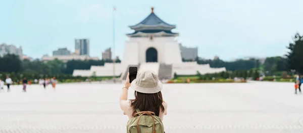 在台北市蒋介石国家纪念馆或自由广场观光 拍照的女游客 具有里程碑意义和受欢迎的景点 亚洲旅行概念 — 图库照片