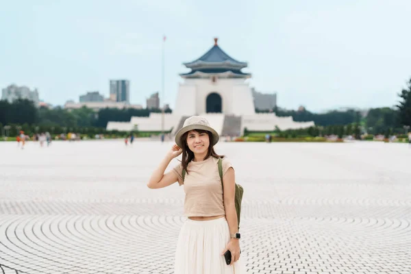 Mulher Viajante Visitando Taiwan Turista Com Chapéu Turismo National Chiang — Fotografia de Stock
