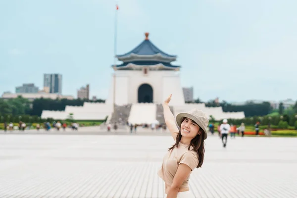 Жінка Яка Відвідує Тайвань Туристка Капелюшками Національному Меморіалі Чан Кайші — стокове фото
