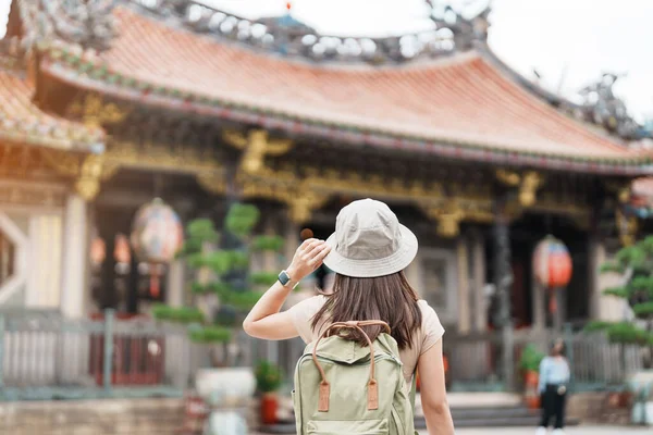 Mulher Viajante Visitando Taiwan Turista Com Chapéu Sightseeing Longshan Temple — Fotografia de Stock