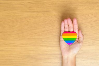 LGBT gurur ayı konsepti veya LGBTQ + veya LGBTQIA + Lezbiyen, Gay, Biseksüel, Transseksüel, Queer, Intersex, Asexual, Agender, Non Binary, Two Spirit, Pansexual ve Demisexual için gökkuşağı kalp şekilli