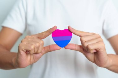 Biseksüellik Kutlama Günü ve LGBT gurur ayı, LGBTQ + veya LGBTQIA + kavramı. Lezbiyen, Gey, Biseksüel, Transseksüel, Eşcinsel ve Panseksüel Topluluğu için el ele tutuşmalar