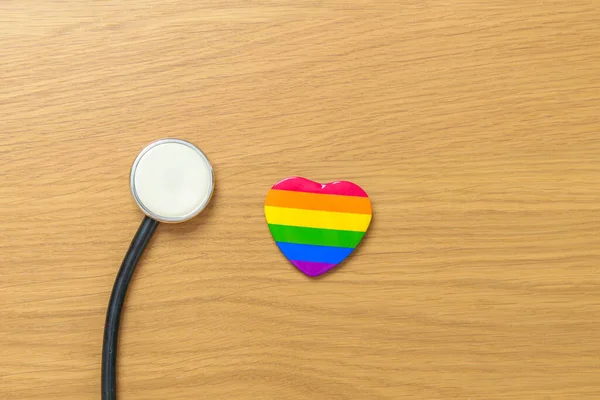 Концепция Месяца Гордости Лгбт Лгбтк Лгбткия Rainbow Heart Shape Stethoscope — стоковое фото