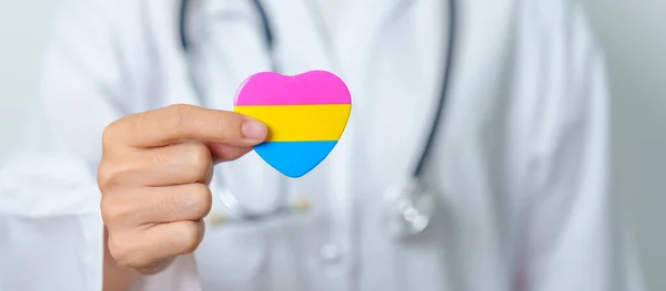Pansexual Pride Day Und Lgbt Pride Monatskonzept Ärztin Hält Rosa — Stockfoto