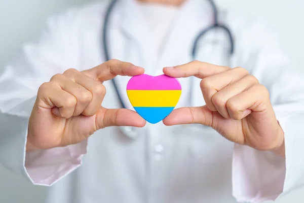 Pansexual Pride Day Und Lgbt Pride Monatskonzept Ärztin Hält Rosa — Stockfoto