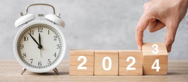 Klasik çalar saat ve 2023 'ü çevirip 2024 Blok' a çevirerek mutlu yıllar. Noel, Yeni Başlangıç, Çözüm, Geri sayım, Hedefler, Planlar, Eylem ve Motivasyon Konsepti