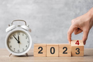 Klasik çalar saat ve 2023 'ü çevirip 2024 Blok' a çevirerek mutlu yıllar. Noel, Yeni Başlangıç, Çözüm, Geri sayım, Hedefler, Planlar, Eylem ve Motivasyon Konsepti