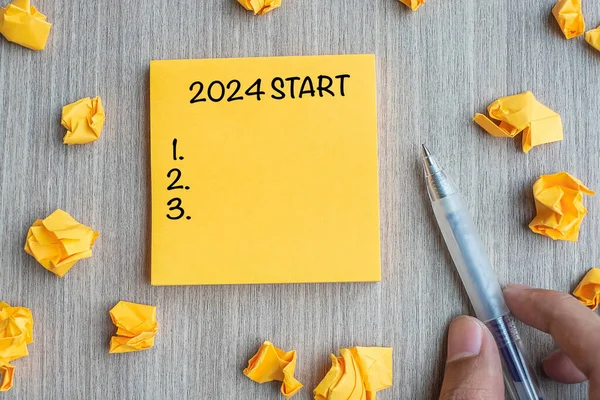 2024 Începeți Cuvântul Notă Galbenă Businessman Ținând Stiloul Hârtia Sfărâmată — Fotografie, imagine de stoc
