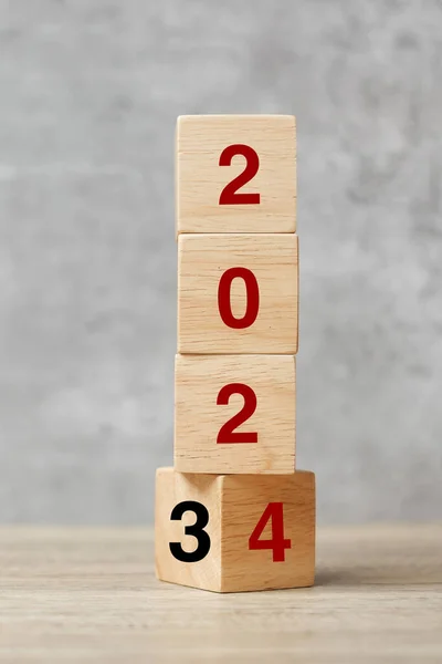2023年から2024年まで表のテキストを反転させます 解決策 再起動 ビジネスと新年の休暇の概念 — ストック写真
