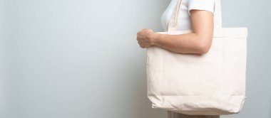 Eko Alışveriş çantalı kadın mesaj için fotokopi uzayı kullanıyor. Çevre Koruma, Sıfır Atık, Yeniden Kullanılabilir, Plastik Yok, Sürdürülebilirlik, Çevre dostu, Dünya Çevre Günü ve Dünya Günü konsepti