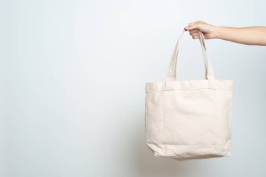 Eco Shopping çantasının içinde metin için fotokopi alanı olan bir kadın. Çevre Koruma, Sıfır Atık, Yeniden Kullanılabilir, Plastik Yok, Sürdürülebilirlik, Çevre dostu, Dünya Çevre Günü ve Dünya Günü konsepti