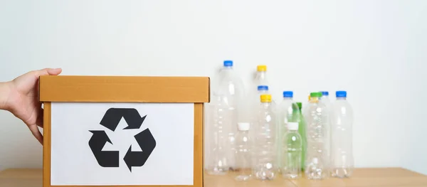 Volontario Tiene Bottiglia Plastica Nella Scatola Carta Casa Ufficio Smistamento — Foto Stock