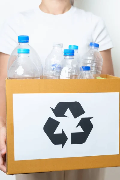 Voluntario Mantener Botella Plástico Caja Papel Casa Oficina Clasificación Manual — Foto de Stock