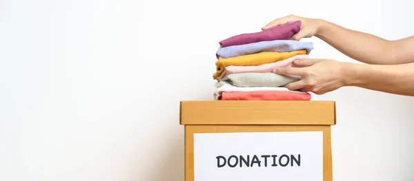 Donation Välgörenhet Volontär Givande Och Leverans Koncept Hand Hålla Kläder — Stockfoto
