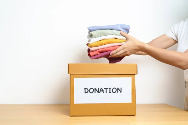 Doação Caridade Voluntário Conceito Doação Entrega Mão Segurando Roupas Caixa — Fotografia de Stock