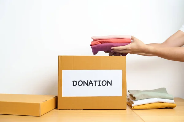 ボランティア 寄付と配達の概念 貧困層 ホームレスの人々を支援し支援するために 自宅やオフィスの寄付箱に服を手に入れる テキストのコピースペース — ストック写真