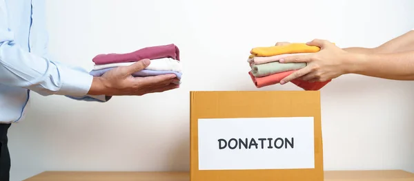 Donation Välgörenhet Volontär Givande Och Leverans Koncept Människor Donerar Kläder — Stockfoto
