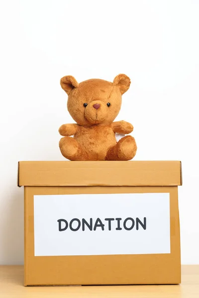 Concepto Donación Caridad Voluntariado Donación Entrega Niños Muñeca Oso Ropa — Foto de Stock