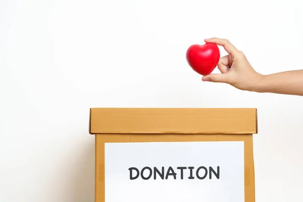 臓器提供 チャリティ ボランティア コンセプト 貧しい人々 ホームレス Csr社会的責任 世界の心と精神的な健康の日を支援するための募金箱に赤いハートを持って手 — ストック写真
