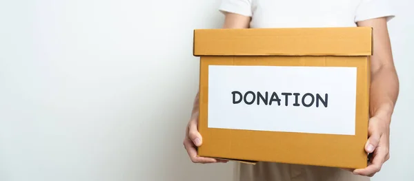ボランティア 寄付と配達の概念 人々は貧しい人々 ホームレスの人々を支援し支援するために家やオフィスの寄付箱に服や食べ物を寄付します スペースのコピー — ストック写真