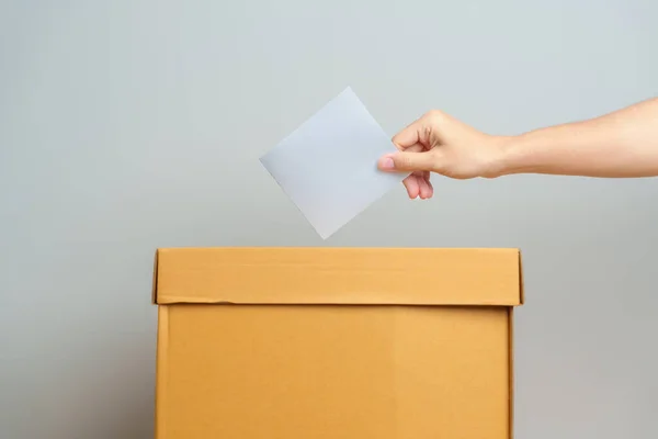 Koncept Hlasování Demokracie Muž Který Dává Volební Lístky Volební Urny — Stock fotografie