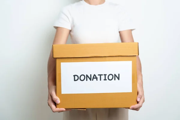 ボランティア 寄付と配達の概念 人々は貧しい人々 ホームレスの人々を支援し支援するために家やオフィスの寄付箱に服や食べ物を寄付します スペースのコピー — ストック写真