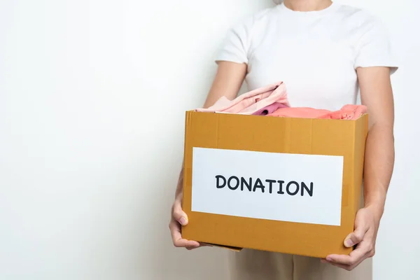 ボランティア 寄付と配達の概念 人々は支援のために家やオフィスの寄付箱に服を寄付し 貧しい人々 難民やホームレスの人々を助けます テキストのコピースペース — ストック写真