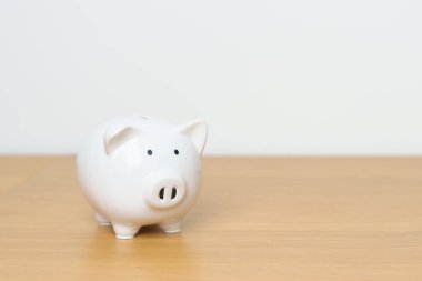 Gelecek Planı, Emeklilik Fonu, Emeklilik Fonu, Yatırım, Servet İşletmeleri ve Mali Konseptler İçin Para Tasarruf. Domuz kumbarası masada, Dünya Tasarruf Günü için Para Sayma ve Bağış