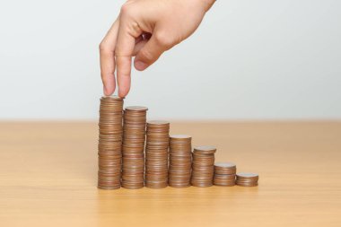 Gelecek Planı, Emeklilik Fonu, Emeklilik Fonu, Yatırım, Zenginlik, Maaş ve Mali Konseptler İçin Para Tasarruf. Büyüme için para sayma ve istifleme düzenlemesi.