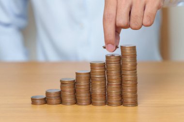 Gelecek Planı, Emeklilik Fonu, Emeklilik Fonu, Yatırım, Servet İşletmeleri ve Mali Konseptler İçin Para Tasarruf. El, masaya bozuk para yığmak, para saymak ve depozito için yığın düzenleme