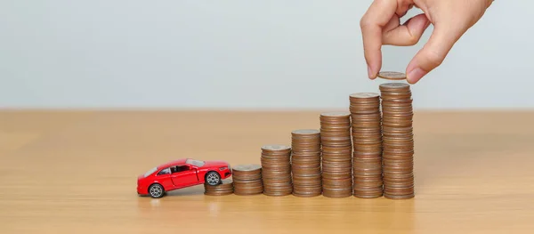 お金の節約 自動車保険 車両の修理とメンテナンスの概念 コインスタックとオートモデル付き貯金箱 マネースタック預金と自動車税のためのカウント配置 — ストック写真
