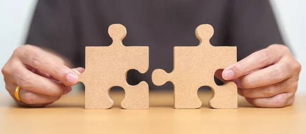 Hand Verbindendes Paar Puzzleteil Business Solving Mission Herausforderung Erfolg Ziele — Stockfoto