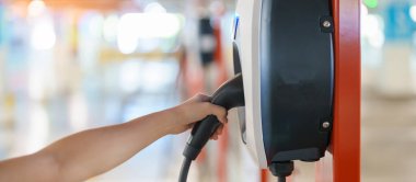 Elektrikli araba şarj istasyonu istasyonunda şarj oluyor. Yeşil enerji gücü, çevre dostu alternatif, teknoloji ve çevre kavramları