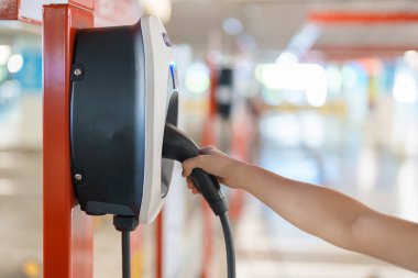 Elektrikli araba şarj istasyonu istasyonunda şarj oluyor. Yeşil enerji gücü, çevre dostu alternatif, teknoloji ve çevre kavramları