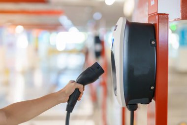 Elektrikli araba şarj istasyonu istasyonunda şarj oluyor. Yeşil enerji gücü, çevre dostu alternatif, teknoloji ve çevre kavramları