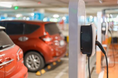 Elektrikli araba şarj istasyonu istasyonunda şarj oluyor. Yeşil enerji gücü, çevre dostu alternatif, teknoloji ve çevre kavramları