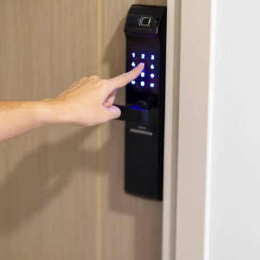 Evdeki ya da dairedeki kapıyı açarken ya da kapatırken akıllı dijital kapı kilidi için PIN numarası. NFC Teknoloji, Parmak izi taraması, anahtar kartı, akıllı telefon ve irtibatsız yaşam tarzı kavramları