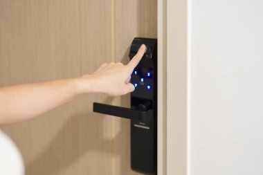 Evde ya da dairede kapıyı açarken ya da kapatırken parmak izi taramasından akıllı dijital kapı kilidi kullanmak. NFC Teknoloji, anahtar kartı, PIN numarası, akıllı telefon ve irtibatsız yaşam tarzı kavramları