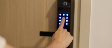 Evdeki ya da dairedeki kapıyı açarken ya da kapatırken akıllı dijital kapı kilidi için PIN numarası. NFC Teknoloji, Parmak izi taraması, anahtar kartı, akıllı telefon ve irtibatsız yaşam tarzı kavramları