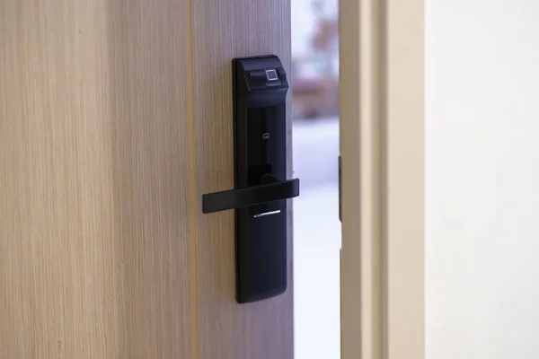 在家里或公寓开门或关门时 智能数字门锁 Nfc Technology Fingerprint Scan Keycard Pin Number Smartphone — 图库照片